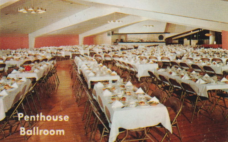 Hillcrest Country Club - Vintage Postcard
